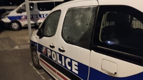 Plusieurs véhicules de police ont été endommagés devant le commissariat des Ulis.