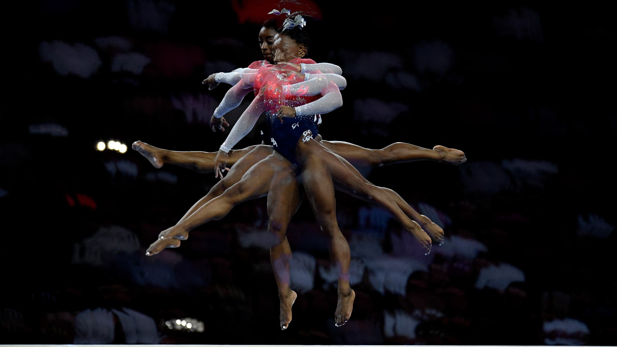 Simone Biles dans ses œuvres lors des Mondiaux en octobre 2019 Simone Biles dans ses œuvres lors des Mondiaux en octobre 2019