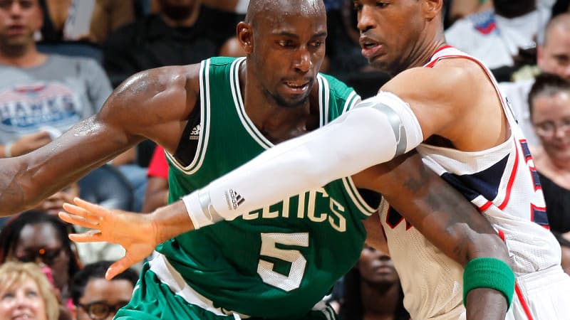 Jason Collins d'Atlanta (d) face à Kevin Garnett de Boston
