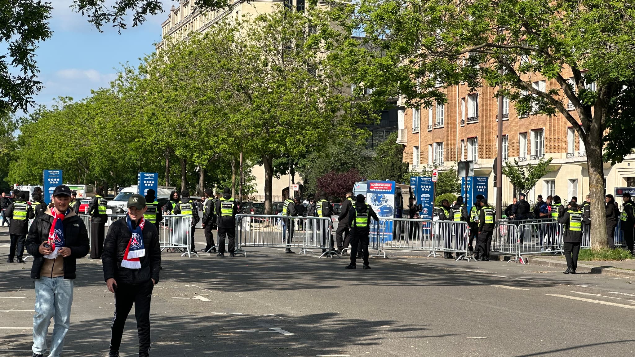 Le dispositif de sécurité se met en place aux abords du stade, 7 mai 2025 Le dispositif de sécurité se met en place aux abords du stade, 7 mai 2025