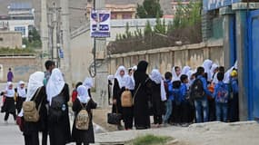 Des enfants arrivant à l'école en Afghanistan.