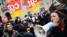Des manifestants et membres de la CGT participent à une journée d'action contre la nouvelle réforme des retraites, organisée devant l'hôtel de ville de Saint-Denis, au nord de Paris, le 18 avril 2023