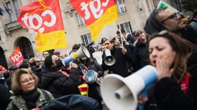 Des manifestants et membres de la CGT participent à une journée d'action contre la nouvelle réforme des retraites, organisée devant l'hôtel de ville de Saint-Denis, au nord de Paris, le 18 avril 2023