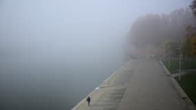 Un piéton marche près de la Garonne, dans le brouillard, à Toulouse le 27 novembre 2024.