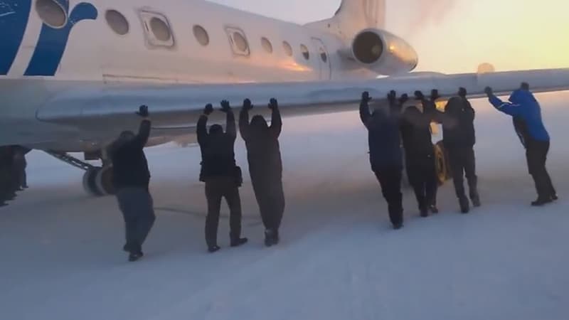 "Les passagers à bord sont descendus de l'avion et ont commencé à le pousser sur la piste", a indiqué dans un communiqué la division chargée des transports au Parquet général.