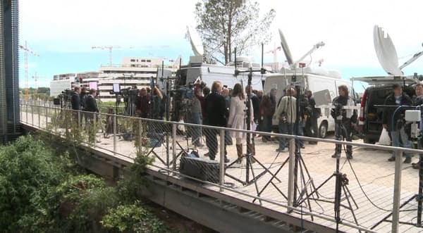 Des journalistes place Georges-Frêche avant le mariage de Vincent Autin et Bruno Boileau le 29 mai 2013 à Montpellier 