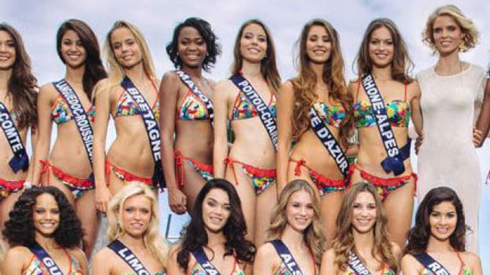Sylvie Tellier entourée des 30 candidates au titre de Miss France 2017 Sylvie Tellier entourée des 30 candidates au titre de Miss France 2017