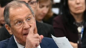 Le ministre russe des Affaires étrangères, Sergueï Lavrov, agacé, fait un geste alors qu'il assiste à la session plénière du 31e sommet ministériel de l'Organisation pour la sécurité et la coopération en Europe (OSCE) à Ta'Qali, Malte. Le 5 décembre 2024.