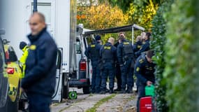 Des policiers enquêtent sur une zone proche de l'ambassade israélienne à Copenhague, le 2 octobre 2024. 