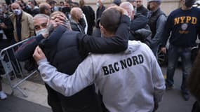 Des policiers réagissent après le verdict dans l'affaire de la Bac Nord, devant le tribunal de Marseille, le 22 avril 2021.