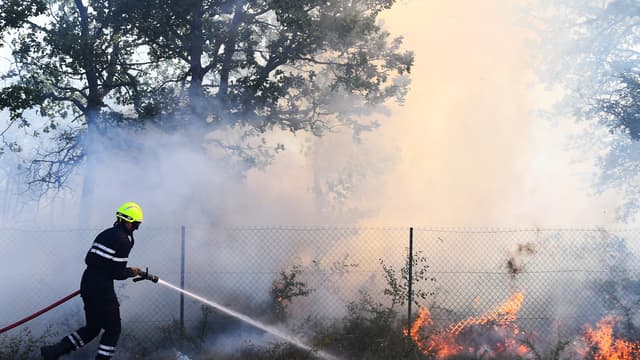 Un pompier se bat contre les flammes à Artigues, le 25 juillet 2016.