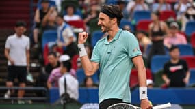 Arthur Rinderknech célèbre sa victoire contre Félix Auger-Aliassime (6-3, 6-4) au Masters 1000 de Shanghai, le 10 octobre 2025