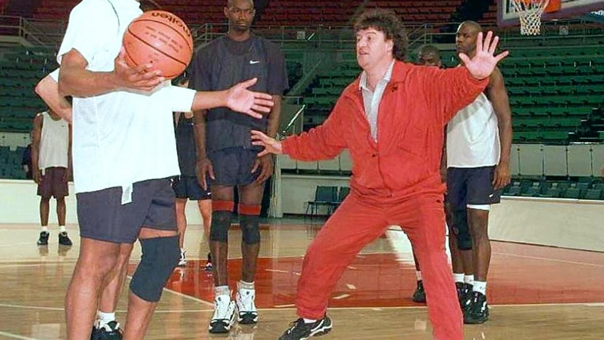 Greg Beugnot (en rouge) avec Delaney Rudd (à gauche) et ses joueurs de l'ASVEL à l'entraînement en 1997 Greg Beugnot (en rouge) avec Delaney Rudd (à gauche) et ses joueurs de l'ASVEL à l'entraînement en 1997
