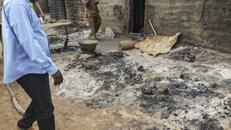 Un habitant près des ruines d'une maison à Sangha au Mali, le 11 juin dernier.