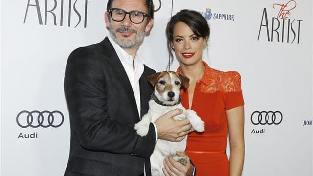 Le réalisateur Michel Hazanavicius, l'actrice Bérenice Bejo et le chien Uggie lors d'une projection du film "The Artist" à Beverly Hills, en Californie, le mois dernier. Le film français muet et en noir et blanc, au casting duquel figure également Jean Du