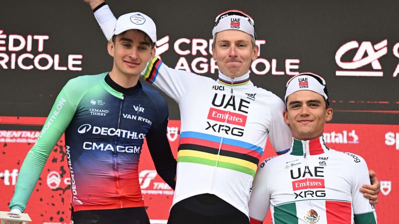 Tadej Pogacar entoure de Paul Seixas et Isaac Del Toro sur le podium des Strade Bianche le 7 mars 2026 2249264