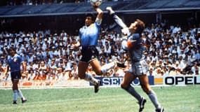 Diego Maradona en train de marquer "la main de Dieu" face à l'Angleterre lors de la Coupe du monde 86