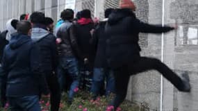 Capture d'écran d'une video de Taranis News en date du 24 janvier 2016, de migrants défonçant une clôture pour monter sur un ferry à Calais.