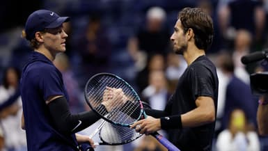 Jannik Sinner salue Lorenzo Musetti après sa victoire (6-1, 6-4, 6-2) en quarts de finale de l'US Open, le 3 septembre 2025