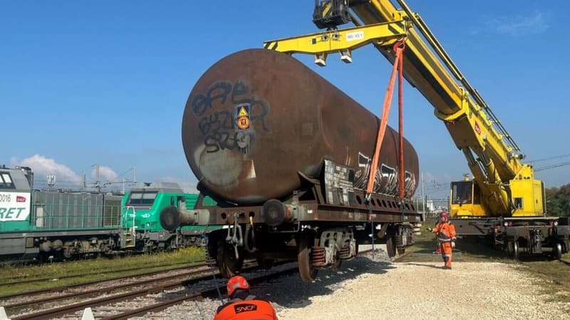 Longue de 14 mètres, elle peut porter jusqu'à 150 tonnes: la grue Kirow va arriver en Normandie pour relever 17 wagons du train de fret qui a déraillé et les opérations dureront des semaines