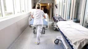 Une infirmière pousse un lit médicalisé à l'hôpital de Valence le 24 octobre 2024