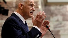 Le gouvernement grec joue sa survie vendredi soir au Parlement lors d'un vote de confiance mais le sort du Premier ministre George Papandréou semble scellé après l'échec de sa proposition de référendum. /Photo prise le 3 novembre 2011/REUTERS/Yiorgos Kara