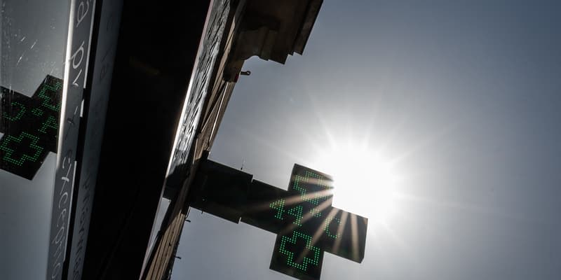 Cette photo, prise le 18 juillet 2022 à Nantes, montre une enseigne de pharmacie affichant une température de 44 °C, alors qu'une vague de chaleur frappe la France.