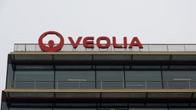 Une centaine de salariés du groupe Veolia ont manifesté ce vendredi devant le siège du groupe pour réclamer une hausse des salaires.