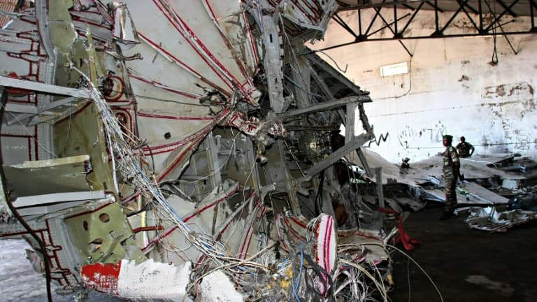Des débris de l'avion de la Yemenia Airways repêchés en mer, dans un hangar à Moroni, le 16 septembre 2009 aux Comores (photo d'illustration)