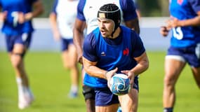 Antoine Dupont avec un casque à l'entraînement du XV de France, le 11 octobre 2023
