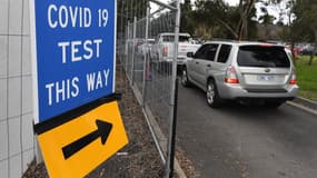 Un panneau affiche la direction vers un centre de dépistage du Covid-19, à Melbourne en Australie, le 25 mai 2021.
