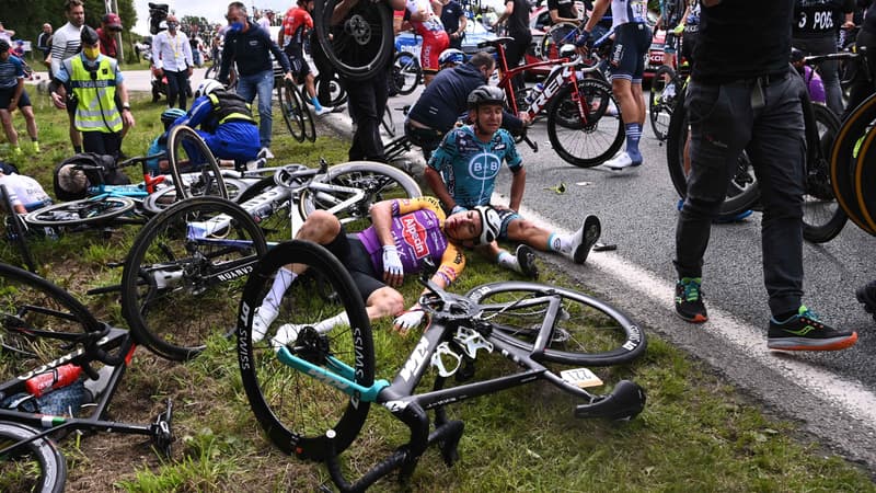 Tour de France: après les chutes, le syndicat des coureurs pros met en cause les oreillettes