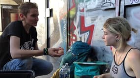 Stéphanie organise des distributions d'eau et de fruits aux SDF pendant la canicule à Paris