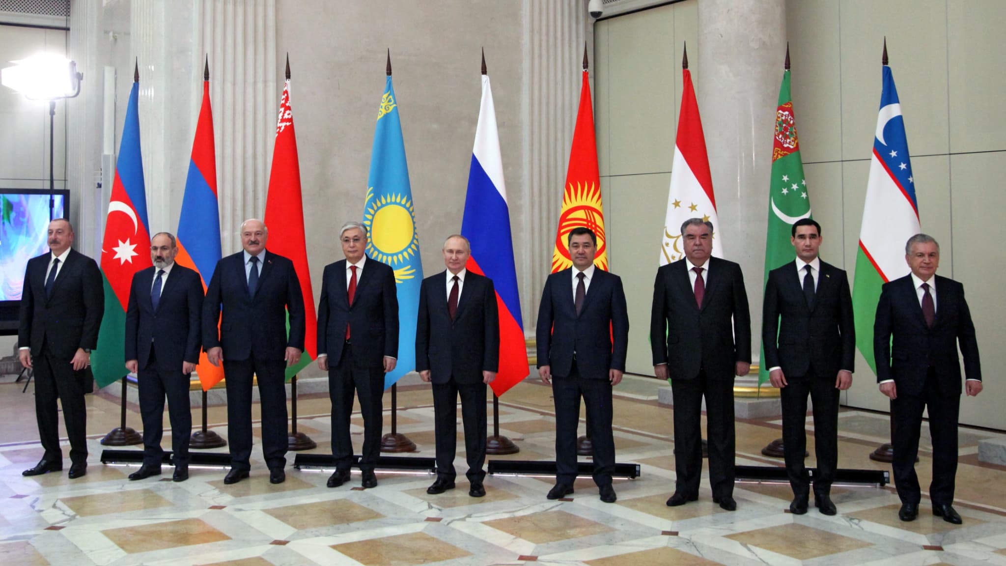 Wladimir Putin überreicht den Staatsoberhäuptern der Partnerländer acht symbolische Ringe