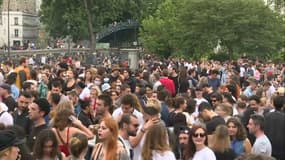 Une foule s'est formée canal Saint-Martin alors qu'un concert est organisé à l'occasion de la fête de la musique