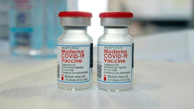 Des flacons du vaccin Moderna contre le Covid-19, le 20 avril 2021 à Bridgeport, dans le Connecticut