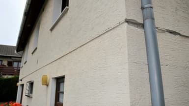 Une importante fissure est apparue sur une maison qui s'affaisse, le 30 octobre 2015 à Rosbruck, en Moselle