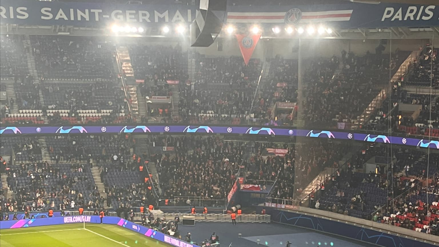 Le parcage du Bayern Munich plein à craquer face au PSG