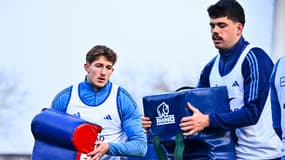 Oscar Jegou et Hugo Auradou à l'entraînement du XV de France avant les VI Nations, le 21 janvier 2025