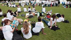 Des jeunes à l'occasion du rassemblement national des volontaires en service civique sur le Champ de Mars à Paris. 