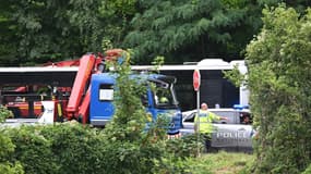 Des policiers et secouristes sur le site d'un accident impliquant une voiture et un bus, le 28 juillet 2023 à Mézières-sur-Seine, dans les Yvelines