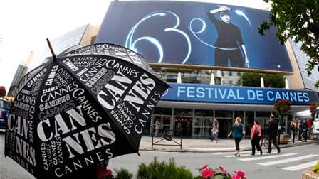 Dans une sélection jugée de haut niveau, les films de Mike Leigh et de Xavier Beauvois sont les favoris de la presse. La palme d'or sera remise dimanche soir par le jury présidé par Tim Burton. /Photo prise le 11 mai 2010/REUTERS/Eric Gaillard