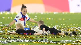 Lucy Bronze après le titre de l'Angleterre à l'Euro 2025 contre l'Espagne (1-1, 3 t.a.b. 1), le 27 juillet 2025