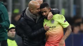 Pep Guardiola tente de réconforter Gabriel Jesus après son penalty raté contre Bergame