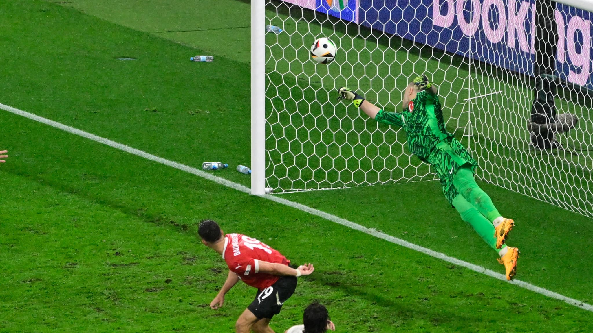 Mert Günok auteur d'un arrêt monumental lors du huitième de finale de l'Euro entre la Turquie et l'Autriche, le 02/07/2024 Mert Günok auteur d'un arrêt monumental lors du huitième de finale de l'Euro entre la Turquie et l'Autriche, le 02/07/2024
