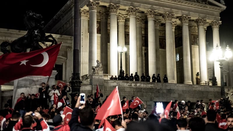 Les supporters d'Erdogan, lors d'une nuit qui a vu une tentative de putsch être perpétrée en Turquie. 