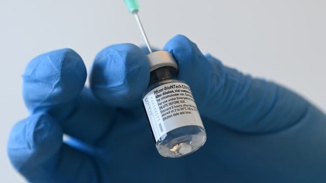 Une dose Pfizer en cours de préparation.