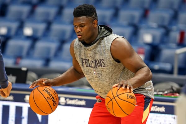 Zion Williamson travaille son dribble lors d'un échauffement