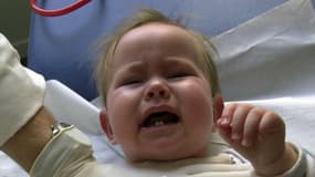 Un kinésithérapeute effectue, le 3 novembre 2003, un massage respiratoire sur un bébé de 9 mois atteint par la bronchiolite. (PHOTO D'ILLUSTRATION)
