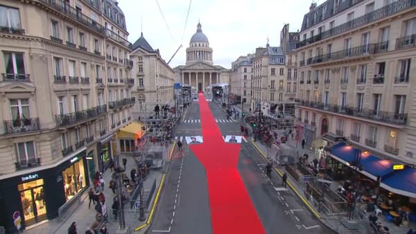 La rue Soufflot, recouverte d'un tapis rouge, pour la panthéonisation de Joséphine Baker.